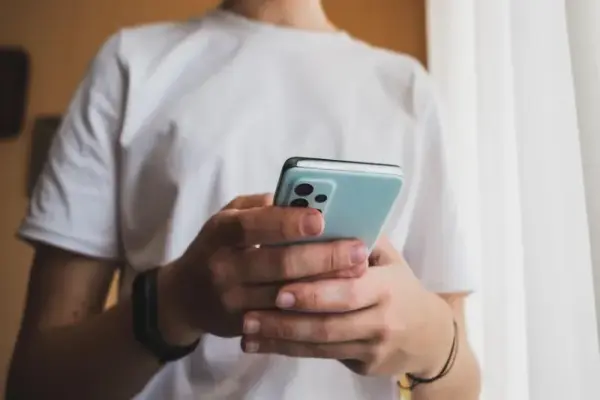 Meta ngăn chatbot AI trò chuyện với trẻ vị thành niên về tự tử